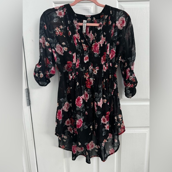 American Rag Cie black floral split neck top - Picture 3 of 8